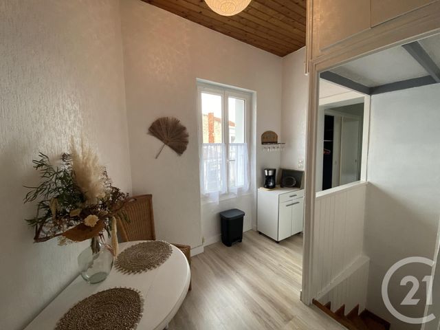 Appartement T2 à louer - 2 pièces - 32.0 m2 - FOURAS - 17 - POITOU-CHARENTES - Century 21 Aunis Immo